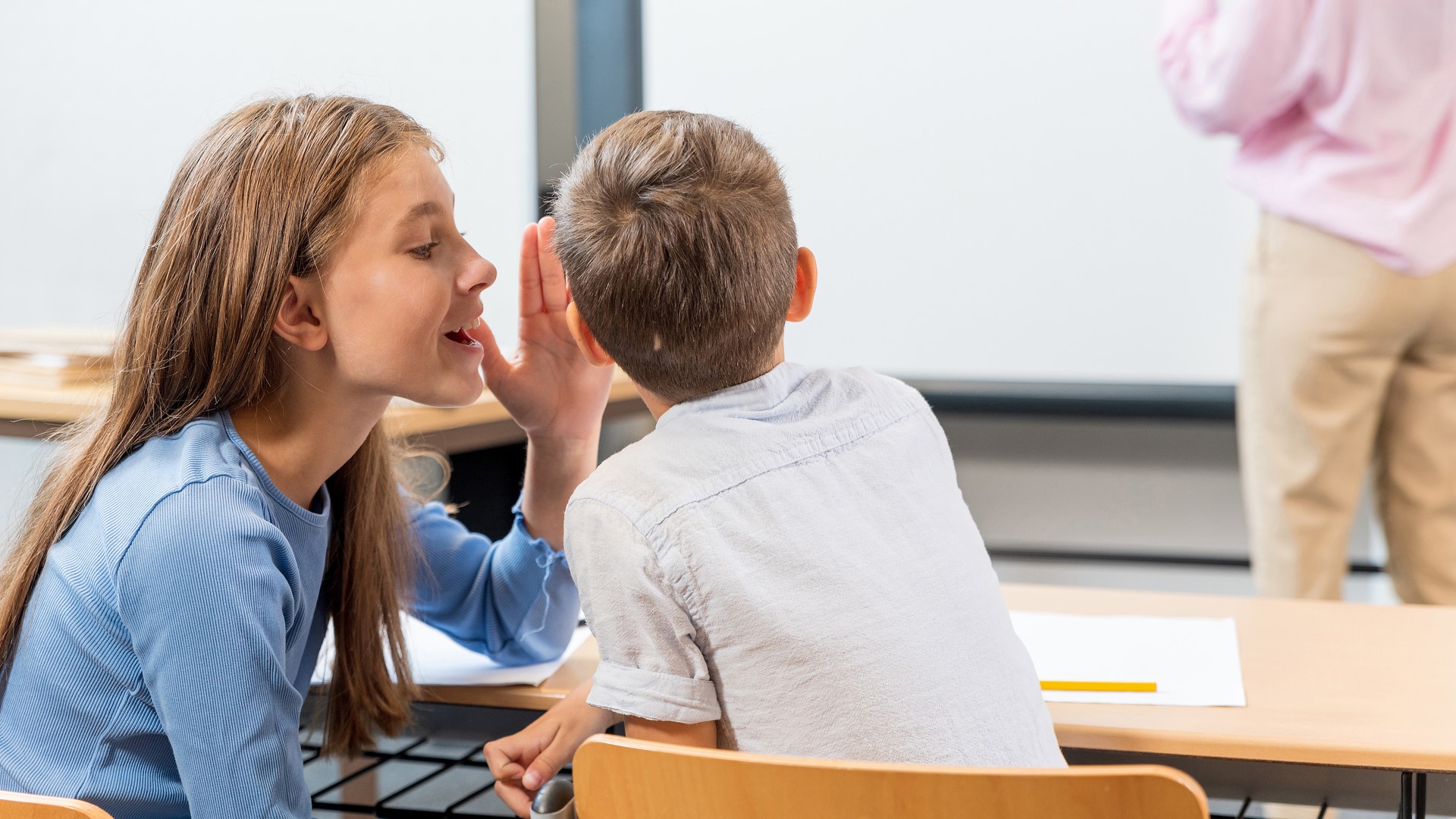 Schoolchildren in close head-to-head contact where crawling lice can spread